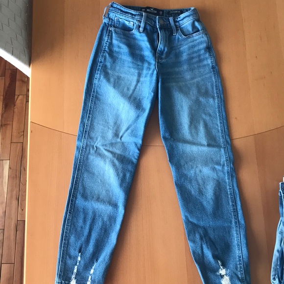 Hollister High Rise Mom Jean - Picture 1 of 1